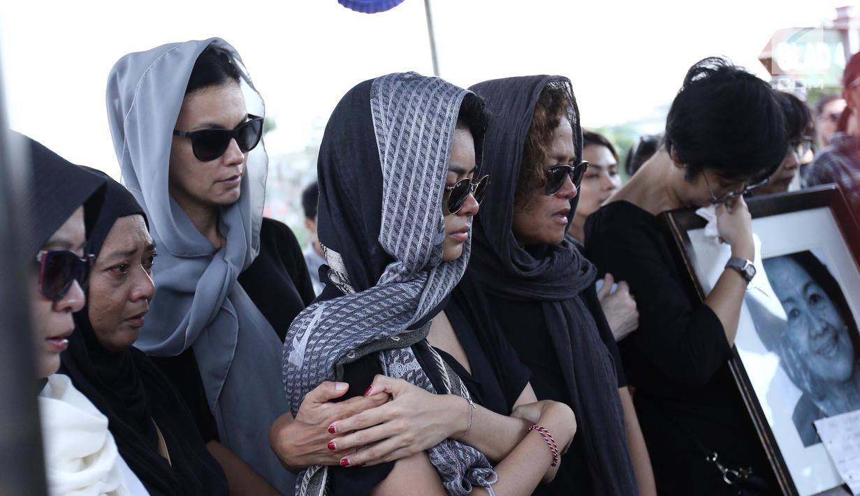 Eva Celia didampingi Mira Lesmana dan Sophia Latjuba saat pemakaman Nien Lesmana di TPU Tanah Kusir, Jakarta, Rabu (28/6). (Liputan6.com/Herman Zakharia)