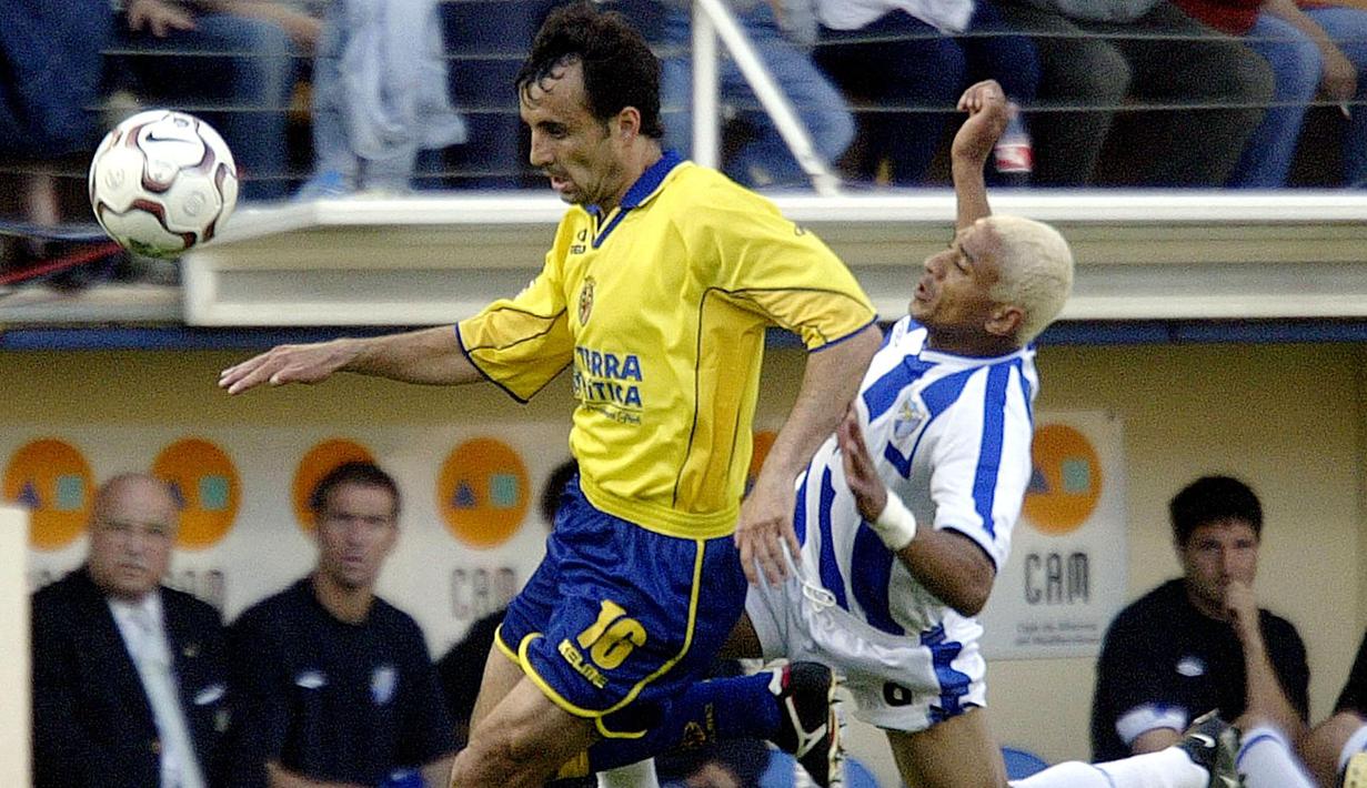 Dario Silva (kanan) yang telah pensiun pada September 2006 bersama Portsmouth ini mencetak gol dalam waktu 8 detik setelah kick-off. Momen itu terjadi saat Malaga, tim yang dibelanya, menang 3-1 atas tamunya, Real Valladolid pada laga pekan ke-14 Liga Spanyol musim 2000/2001 (10/12/2000). (AFP/Jose Jordan)