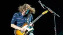 Aksi gitaris grup band rock Red Hot Chili Peppers (RHCP), John Frusciante saat tampil di Soldier Field, Chicago, Amerika Serikat, 19 Agustus 2022. Red Hot Chili Peppers bergabung dengan tamu spesial seperti The Strokes dan Thundercat. (Photo by Rob Grabowski/Invision/AP)