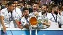 Pemain Real Madrid, Isco sengaja membuang kertas dalam trofi piala Liga Champions usai menang melawan Atletico Madrid pada Final Liga Champions di San Siro Stadium, Milan, (29/5/2016) WIB. (Reuters/Kai Pfaffenbach)