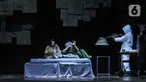 Kelompok Teater Atas melakukan pementasan dengan judul "Kura-kura dan Bekicot" saat Festival Teater Jakarta (FTJ) wilayah Jakarta Selatan di Pusat Pelatihan Seni dan Budaya, Tebet, Selasa (16/11/2021). Kegiatan FTJ tingkat kota tersebut diikuti oleh 9 kelompok teater. (merdeka.com/Iqbal S Nugroho)