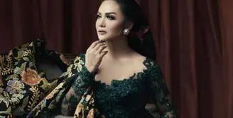 Jatuh setiap tanggal 21 April, Hari Kartini kerap dirayakan oleh banyak orang, termasuk Krisdayanti dan 7 artis cantik Indonesia berikut ini. Bahkan, sederet selebriti mengunggah fotonya memakai kebaya. (Instagram)