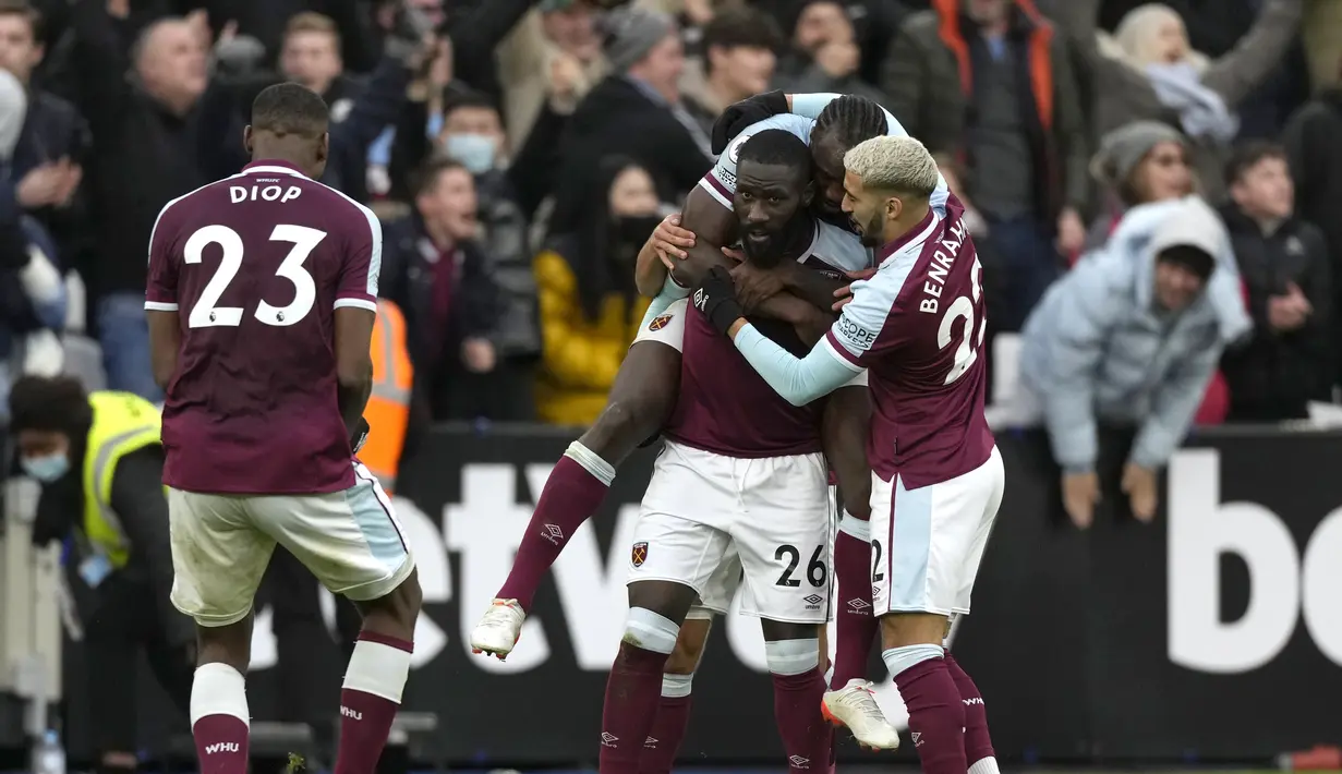 Bek West Ham United, Arthur Masuaku (26) berselebrasi usai mencetak gol ke gawang Chelsea pada pertandingan lanjutan Liga Inggris di stadion London di London Timur (4/12/2021). Atas hasil ini, West Ham memperkokoh posisinya di urutan keempat dengan 27 poin. (AP Photo/Alastair Grant)