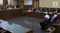 Saksi Kabul Riwanto dan Welfridus Korbaho memberikan keterangan saat sidang kasus suap pengadaan pesawat dan mesin pesawat di PT Garuda Indonesia dengan terdakwa Emirsyah Satar dan Soetikno Soedarjo di Pengadilan Tipikor Jakarta, Kamis (30/1/2020). (Liputan6.com/Angga Yuniar)