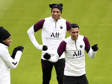 Pemain PSG, Neymar, Kylian Mbappe dan Angel Di Maria tiba mengikuti sesi latihan di di Munich, Jerman (6/4/2021). PSG akan bertanding melawan tuan rumah Bayern Munchen pada leg pertama babak perempat final Liga Champions di Allianz Arena. (AP Photo/Matthias Schrader)