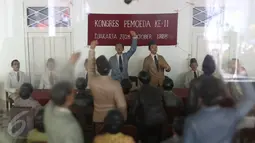 Patung diorama suasana diskusi pemuda era 1928 di Museum Sumpah Pemuda, Jakarta, Selasa (28/10). Sumpah Pemuda yang diperingati tanggal 28 Oktober membuat museum tersebut ramai pengunjung melihat sejarah bangsa Indonesia. (Liputan6.com/Immanuel Antonius)