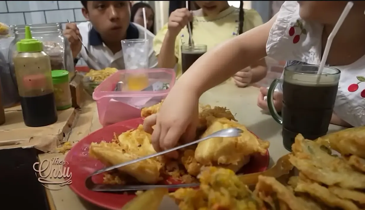 Terlihat dari video yang dibagikan, Thania tampak beberapa kali mengambil kriuk atau pecahan gorengan. [Youtube/The Onsu Family]