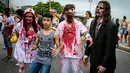 Orang-orang memakai kostum dan dandanan menyerupai zombie dalam acara Zombie Walk di Rio de Janeiro, Brasil, Jumat (2/11). Ribuan orang ini beraksi sebagai Zombie untuk memeriahkan peringatan Hari Para Arwah. (Andre Horta/Fotoarena/Sipa USA)