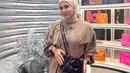 Kesha Ratuliu juga senang mengenakan tunik yang dipadukan skirt warna senada