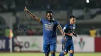 Pemain Persib Bandung, Michael Essien merayakan golnya ke gawang Persipura Jayapura pada lanjutan Liga 12017 di Stadion GBLA, Bandung, Minggu (7/5/2017). Persib menang 1-0. (Bola.com/Nicklas Hanoatubun)