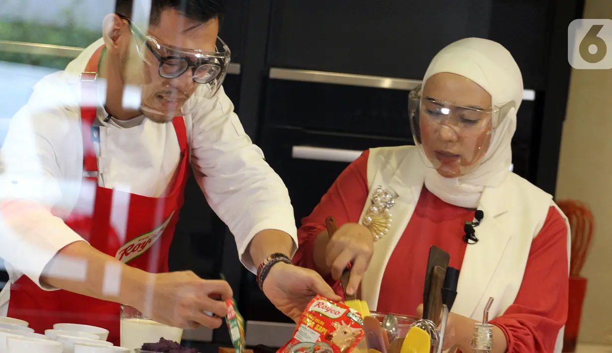 Juara pertama Master Chef Indonesia Season 7, Chef Jerry Andrean dan bersama selebritas Fitri Tropica mendemonstrasikan resep hidangan yang mudah, terjangkau, dan sesuai dengan isi piringku secara virtual di Jakarta. (Liputan6.com/HO/Ading)