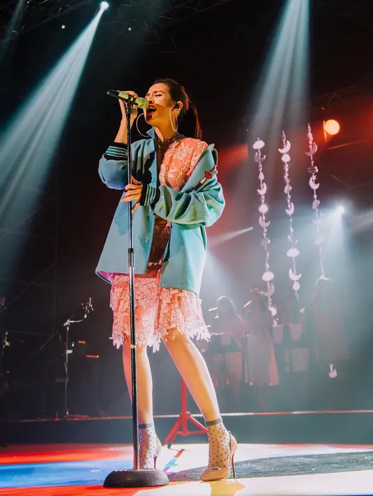 Saat tampil di atas panggung pun gayanya Raisa juga keren banget. Kali ini Raisa mengenakan dress berwarna pink yang dipadukan dengan outer denim dan heels. Manis banget kan gayanya? (Instagram/raisa6690)