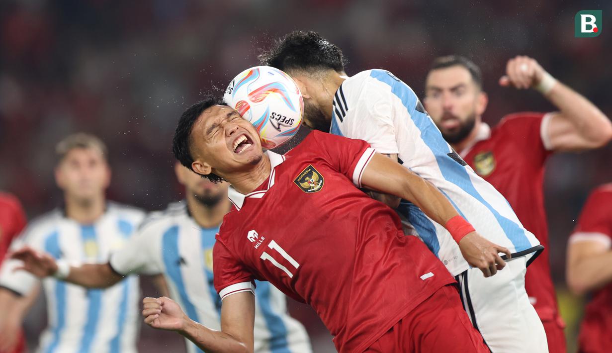 <p>Pemain Timnas Indonesia,&nbsp;Dendy Sulistyawan (kiri) berberebut bola dengan pemain Timnas Argentina dalam pertandingan FIFA Matchday 2023 di Stadion Utama Gelora Bung Karno, Jakarta, Senin (19/6/2023). (Bola.com/Bagaskara Lazuardi)</p>
