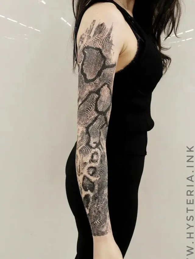 Tato Mirip Ular Asli