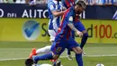 Lionel Messi saat mengecoh dan melewati para pemain Leganes pada lanjutan La Liga Spanyol di Butarque stadium, Madrid, (17/09/2016). (EPA/Juan Carlos Hidalgo)