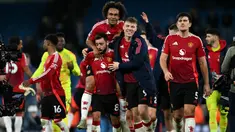Pemain Manchester United, Bruno Fernandes (kedua kiri) bersama Joshua Zirkzee (tengah) dan Rasmus Hojlund (kedua kanan) melakukan selebrasi usai pertandingan sepak bola Liga Premier Inggris melawan Manchester City di Stadion Etihad, Manchester, Inggris, pada 15 Desember 2024. (Paul ELLIS/AFP)