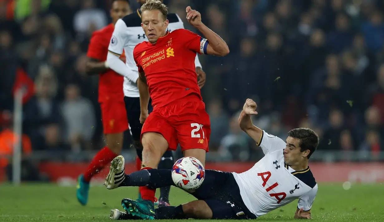 Pemain Liverpool, Lucas Leiva, berebut bola dengan pemain Tottenham Hotspur, Harry Winks, pada putaran keempat Piala Liga Inggris di Stadion Anfield, Liverpool, Selasa (25/10/2016) waktu setempat. (Reuters/Phil Noble)