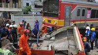 Tabrakan terjadi antara Metromini trayek Kota menuju Kalideres dengan kereta Commuter Line rute di perlintasan Angke, Tambora, Jakarta, Minggu (6/12/2015).13 orang penumpang bus dilaporkan tewas dan 7 orang selamat.(Liputan6.com/Gempur M Surya) 