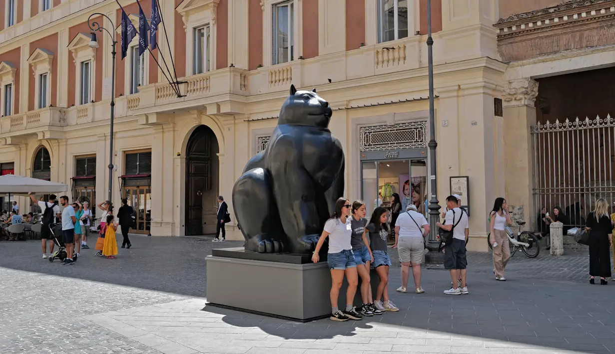 Seniman ini juga tinggal selama bertahun-tahun di kota Pietrasanta, Italia, di wilayah Tuscany, di mana ia dimakamkan di samping istri ketiganya, seniman Sophia Vari. (Andreas SOLARO / AFP)