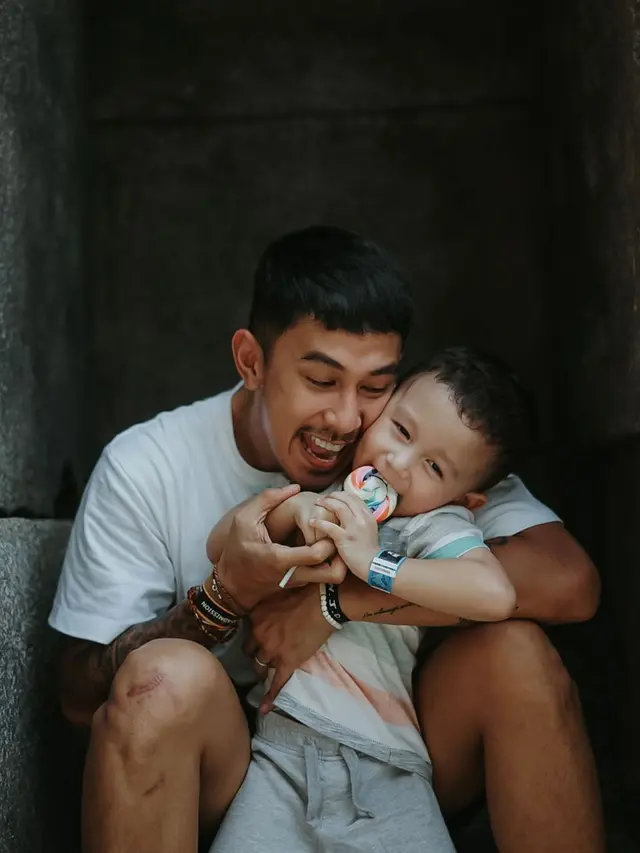 Potret 6 Aktor Tampan Bersama Putranya, Kompak Banget