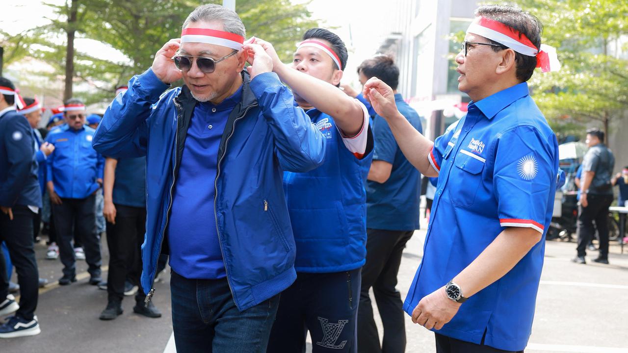 Momen Seru Zulhas, Mendag dan Mendes Lomba Makan Kerupuk-Estafet Belut di Perayaan HUT Ke-80 RI