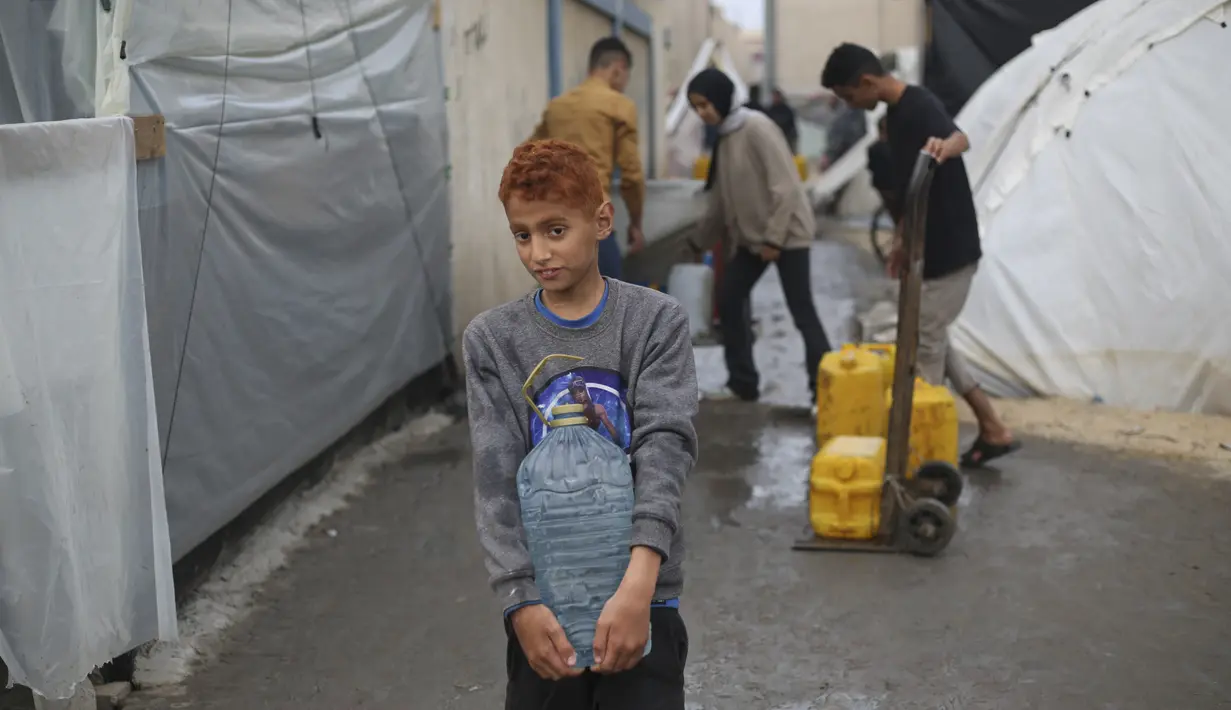 Membuat banyak orang yang mencari perlindungan di wilayah aman yang ditetapkan Israel, yang juga dibom oleh Israel membuat warga Palestina merasa bahwa tidak ada tempat yang aman di daerah kantong kecil tersebut. (AP Photo/Hatem Ali)