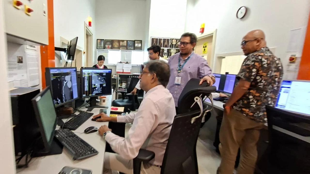 Dr. Suren Thuraisingham, Ahli Jantung, CVSKL sedang memeriksa hasil CT Scan pasien, Rabu (26/11).