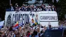 Pemain Real Madrid berkeliling kota Madrid saat merayakan keberhasilan meraih gelar ke-12 Liga Champions di Stadion  Santiago Bernabeu, Madrid, Spanyol (4/6). Real Madrid menjadi juara usai mengalahkan Juventus 4-1. (AFP/ Oscar Del Pozo)
