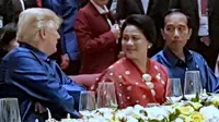 Donald Trump dan Iriana Jokowi terlihat berbincang saat Gala Dinner KTT APEC di Da Nang, Vietnam, pada 10 November 2017. (Istimewa)