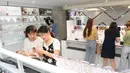 Para pelanggan mencoba kosmetik di Wilayah Daixi, Kota Huzhou, Provinsi Zhejiang, China timur (9/6/2020). Wilayah Daixi telah mengembangkan industri kosmetik sejak 2015. (Xinhua/Weng Xinyang)