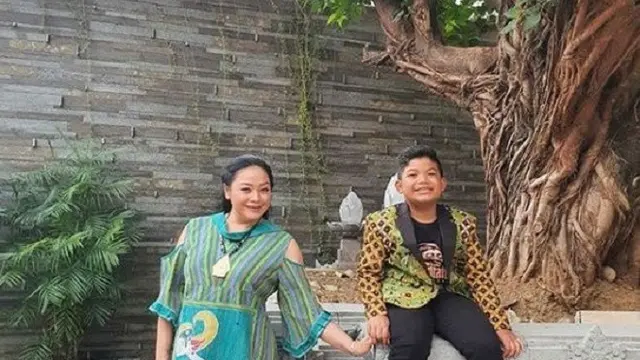 Putra dan istri Didi Kempot (Foto: Instagram/@saka_praja_dk)
