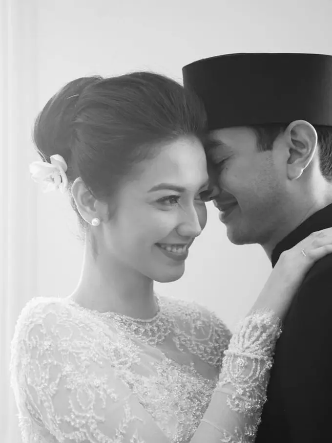 Resmi Menikah, Ini 6 Potret Mesra Velove Vexia dan Zakry Sulisto