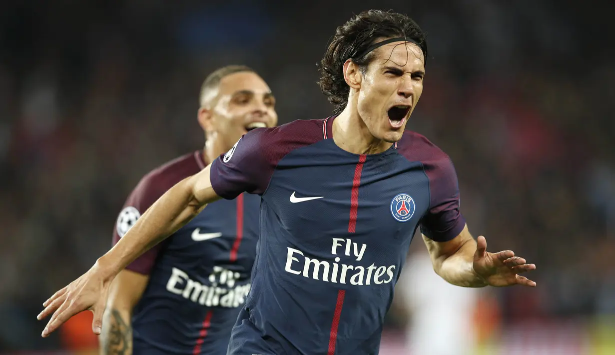 Striker PSG, Edinson Cavani, melakukan selebrasi usai mencetak gol ke gawang Bayern Munchen pada laga Liga Champions di Stadion Parc des Princes, Kamis, Rabu (27/9/2017). PSG menang 3-0 atas Bayern Munchen. (AP/Christophe Ena)