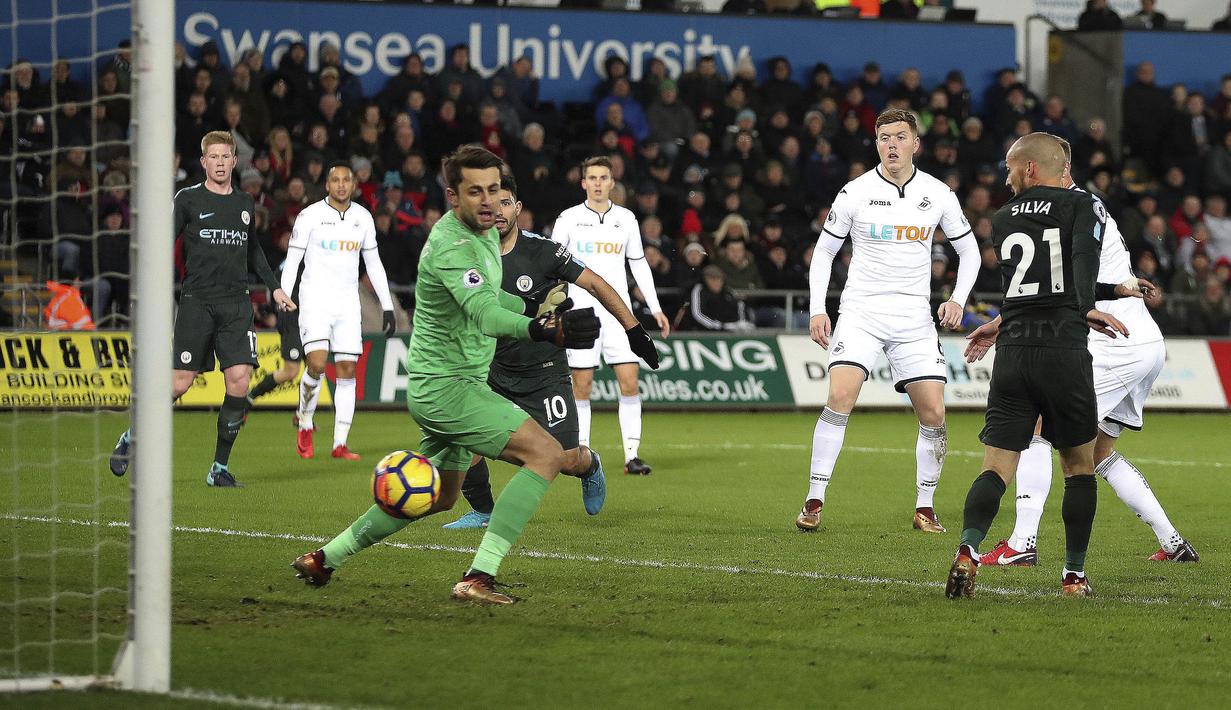Gelandang Manchester City, David Silva, mencetak gol ke gawang Swansea City pada laga Premier League di Stadion Liberty, Rabu (13/12/2017). Manchester City menang 4-0 atas Swansea City. (AP/Nick Potts)
