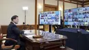 Presiden Korea Selatan Moon Jae-in saat mengikuti KTT Luar Biasa G20 secara virtual dari Blue House di Seoul, Korea Selatan, Kamis (26/3/2020). Para pemimpin dunia mengkoordinasikan respons global terhadap pandemi virus corona COVID-19. (South Korea Presidential Blue House/Yonhap via AP)