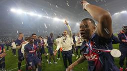 Pemain PSG, Kylian Mbappe (kanna) merayakan gelar juara Coupe De France 2023/2024 setelah mengalahkan Olympique Lyon dengan skor 2-1 pada babak final di Stade Pierre-Mauroy, Villeneuve-d'Ascq, Prancis, Minggu (26/05/2024) WIB. (AP Photo/Michel Euler)