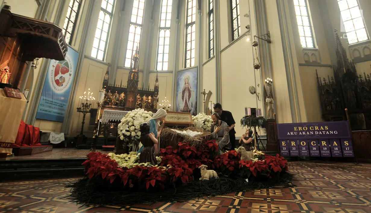 Panitia menata patung diorama kelahiran Yesus saat mendekorasi Gereja Katedral, Jakarta, Minggu (23/12). Gereja Katedral menyiapkan sekitar 6 ribu kursi untuk menampung jemaat yang akan menghadiri Misa Natal. (Merdeka.com/Iqbal S Nugroho)