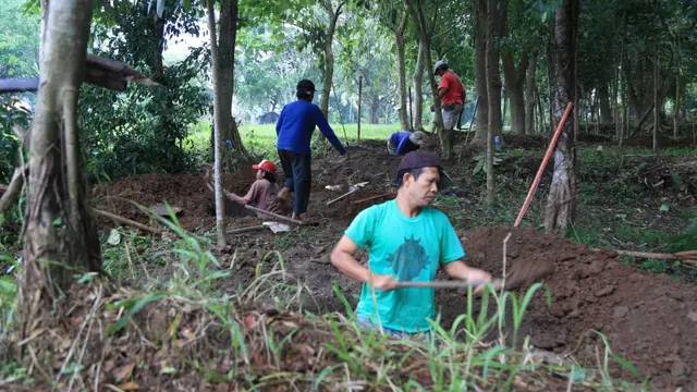 Warga gotong royong membangun tempat konservasi burung di Desa Petulu, Ubud, Bali yang dibiayai Program Padat Karya Tunai (PKT). (Dok: Kemendes)