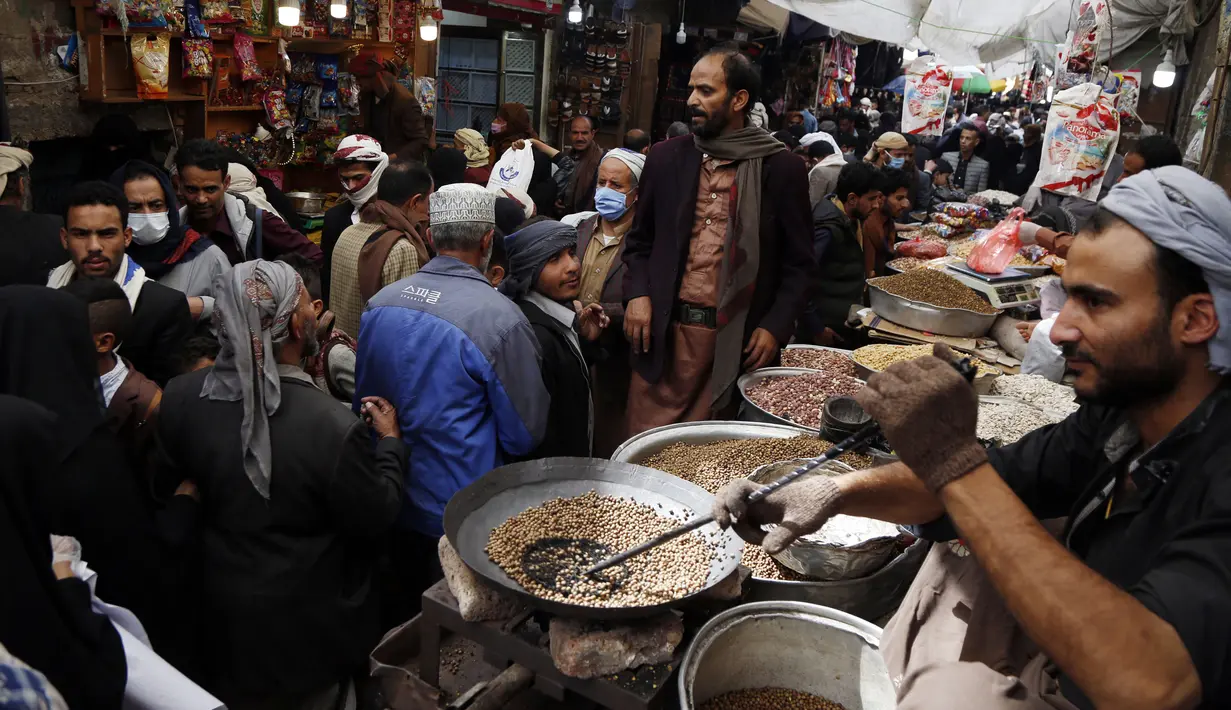 Warga berbelanja di sebuah pasar menjelang Hari Raya Idul Fitri di Sanaa, Yaman, Jumat (22/5/2020). Idul Fitri menandai berakhirnya bulan suci Ramadan. (Xinhua/Mohammed Mohammed)