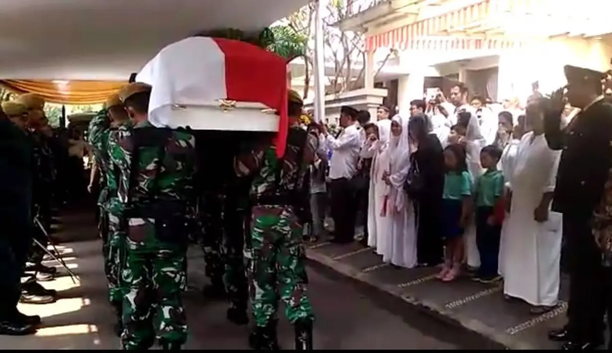 Yus Rusady bin Wirahaditenaya ayah Paramitha Rusady meninggal dunia dalam usia 92 tahun. Almarhum menghembuskan napas terakhirnya pada Selasa, 19 September 2017 pukul 19.50 WIB, di ruang ICU RS Fatmawati, Jakarta Selatan. (Ruswanto/Bintang.com)