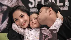 Raffi Ahmad dan Nagita Slavina bersama Rafatar Maliq Ahmad saat launching buku The Secret: Suster Ngesot Urband Legend di kawasan Thamrin, Jakarta, Jumat (9/2). Raffi Ahmad mencoba peruntungannya sebagai produser film. (Liputan6.com/Faizal Fanani)