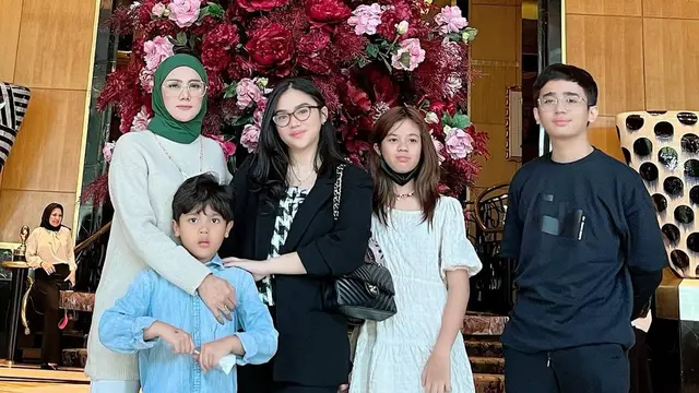 Mulan Jameela dan keempat anaknya