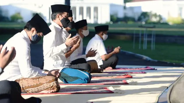 Presiden Jokowi saat salat Idul Fitri 1441 H di halaman depan Wisma Bayurini, Istana Kepresidenan Bogor, pada Minggu (24/5/2020)