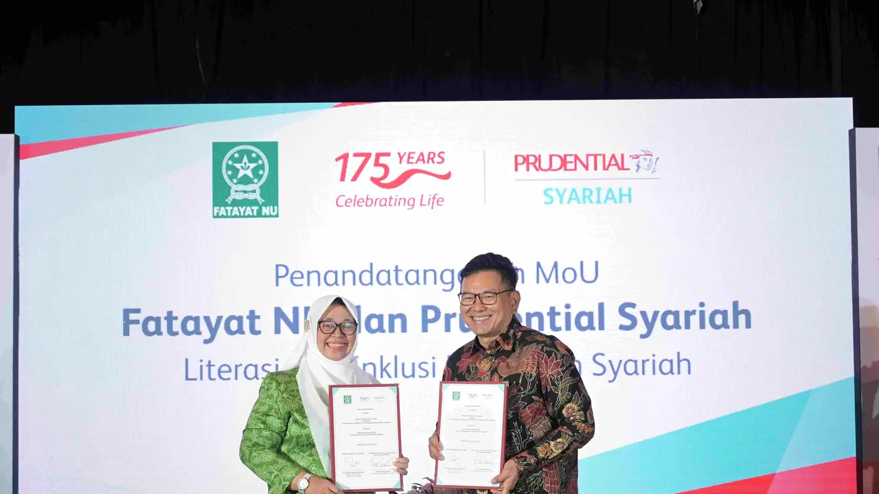 (Kiri-kanan) Hj. Margaret Aliyatul Maimunah, Ketua Umum Fatayat Nahdlatul Ulama (NU) dan Omar Sjawaldy Anwar, Presiden Direktur Prudential Syariah. (Dok Prudential)