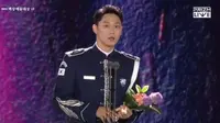 Lee Do Hyun ketika menerima gelar Aktor Terbaik pada Baeksang Arts Awards 2024. (Tangkapan Layar Live Streaming Baeksang Arts Awards 2024)