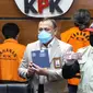 Ketua KPK Firli Bahuri (kiri) bersama Petugas KPK menunjukkan barang bukti saat konferensi pers terkait operasi tangkap tangan (OTT) perkara suap di Mahkamah Agung di gedung KPK, Jakarta, Jumat (23/9/2022). (Liputan6.com/Herman Zakharia)