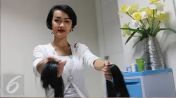 Aktris Julia Perez atau Jupe memotong  rambutnya  dalam syuting film di kediamannya jakarta, Kamis (25/02). Dalam adegan syuting film tersebut Jupe memotong rambutnya sebagai bentuk kepedulian kepada pejuang kanker. (Liputan6.com/Herman Zakharia)