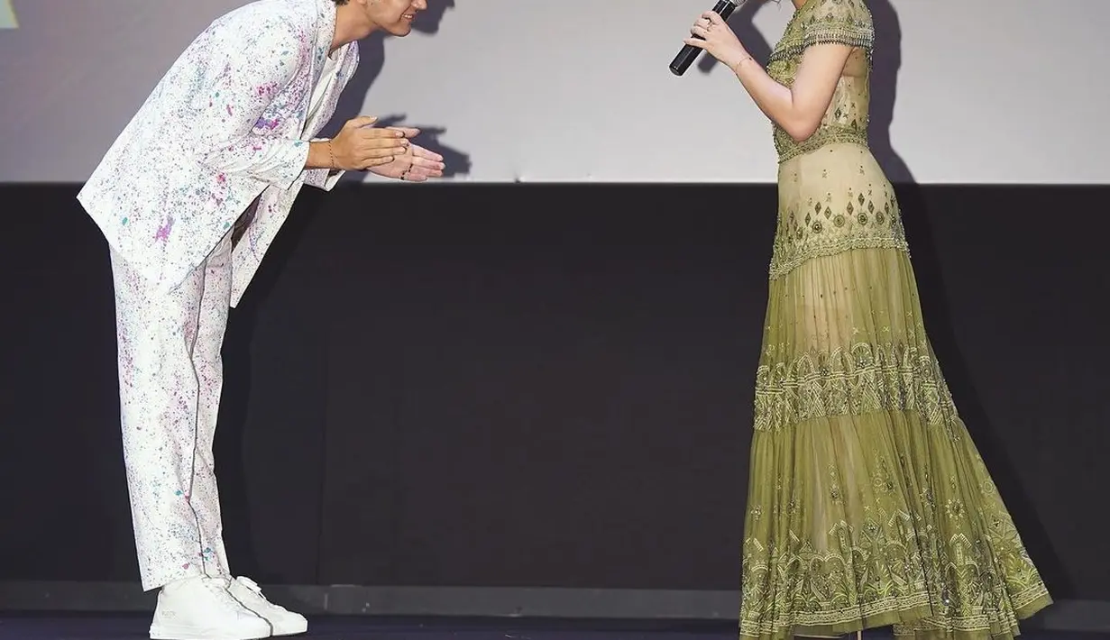 Melenggang ke gala premier, Prilly Latuconsina mengekspresikan kebahagiaan menyaksikan reaksi para penonton. Ia berharap 12 Cerita Glen Anggara meninggalkan kesan mendalam di hati audiens. “Lega sekali akhirnya sudah premiere dan bisa melihat reaksi penonton secara langsung! Terima kasih untuk semua yang hadir dan sudah memberikan review positif untuk film ini! senang melihat kalian ketawa, nangis terus ketawa lagi eh nangis lagi ha ha ha!” cuitnya. (Foto: Dok. Instagram @prillylatuconsina96)