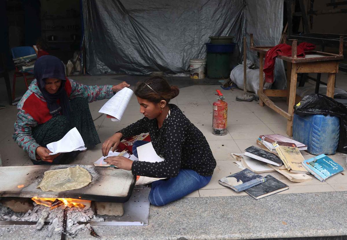 FOTO: Nestapa Warga Gaza:  Memasak dengan Buku Buku Bekas Universitas
