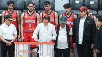 Presiden Republik Indonesia, Joko Widodo (tengah) menandatangani prasasti saat acara peresmian Indonesia Arena pada Senin (07/08/2023) di Senayan, Jakarta. (Bola.com/Bagaskara Lazuardi)